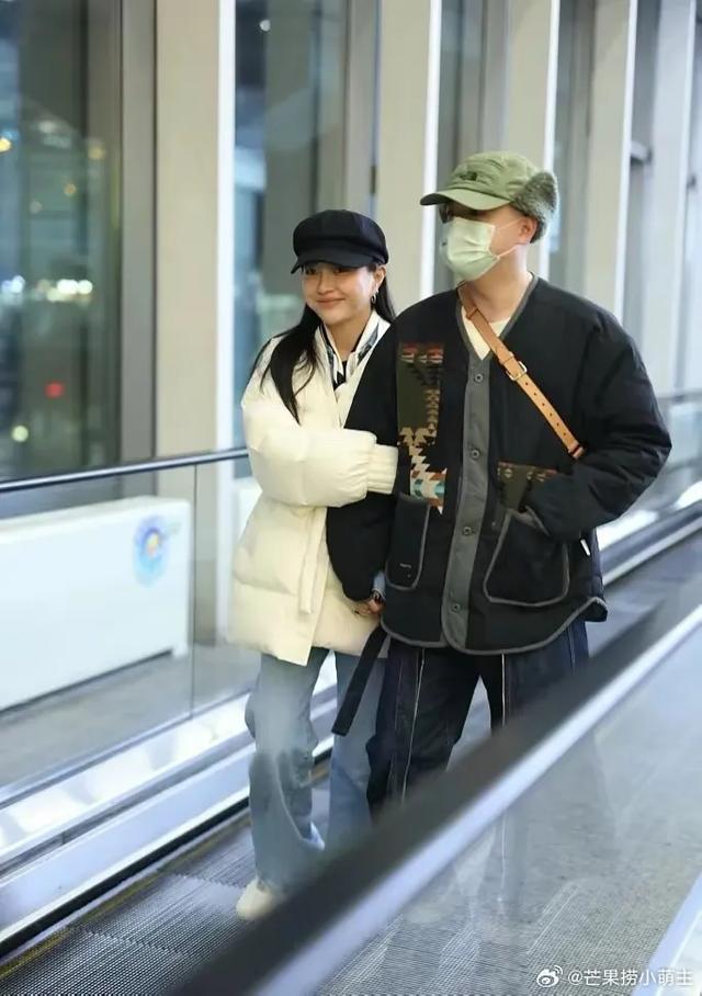 包贝尔包文婧带女儿现身机场,饺子变化好大,一家三口幸福温馨.