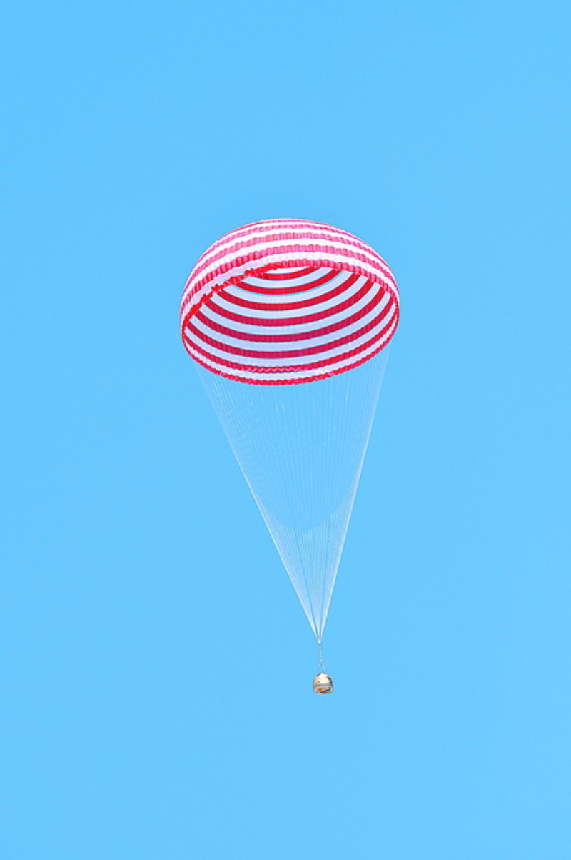 9月17日,神舟十二号载人飞船返回舱在东风着陆场成功着陆.