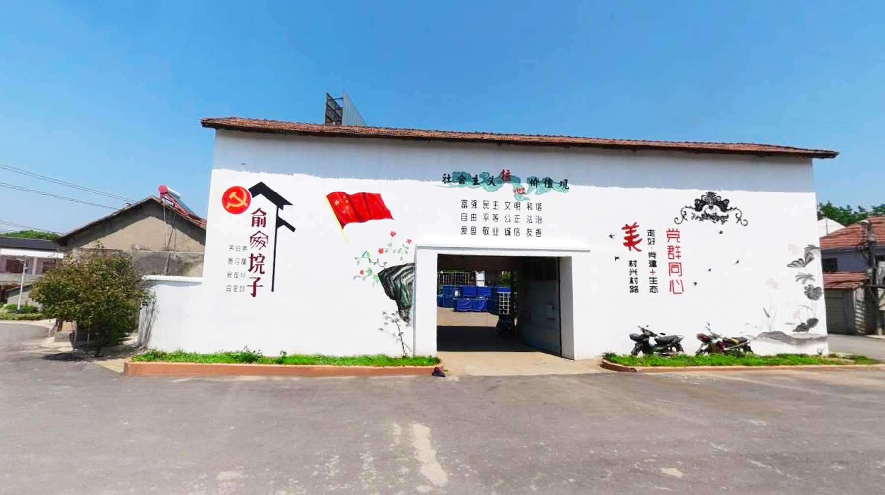 走进武汉郊区一座湖滨新村,宽阔乡道四通八达,遍布古典风格民房