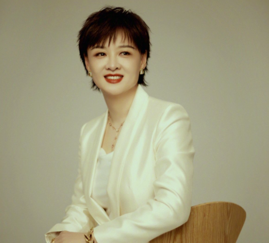 前央视主持李小萌分享女儿近照!11岁的她又高又飒,眼神里透着光