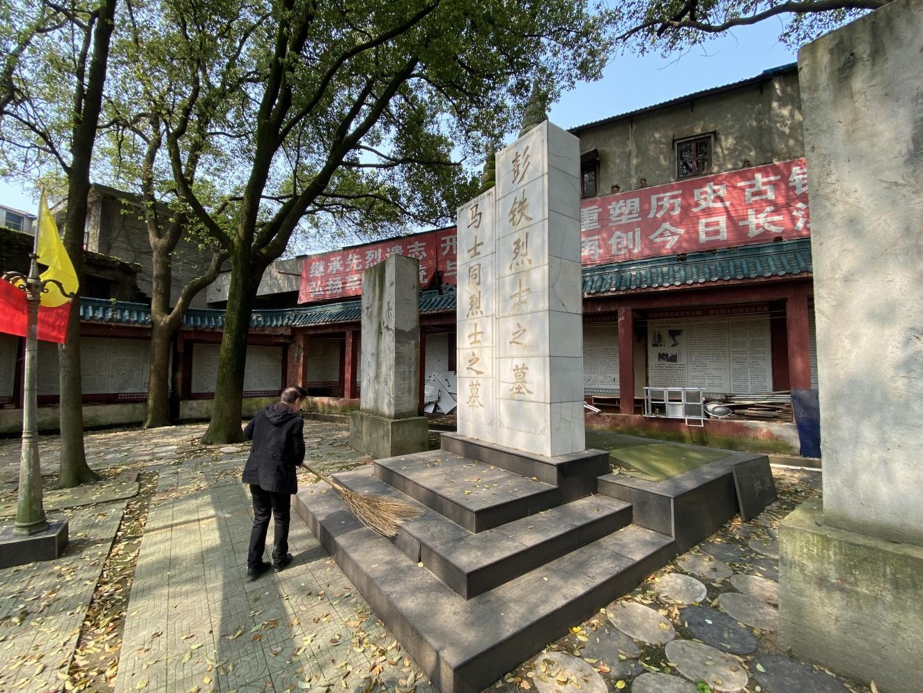 长江埠街办清明节扫墓献花祭英烈