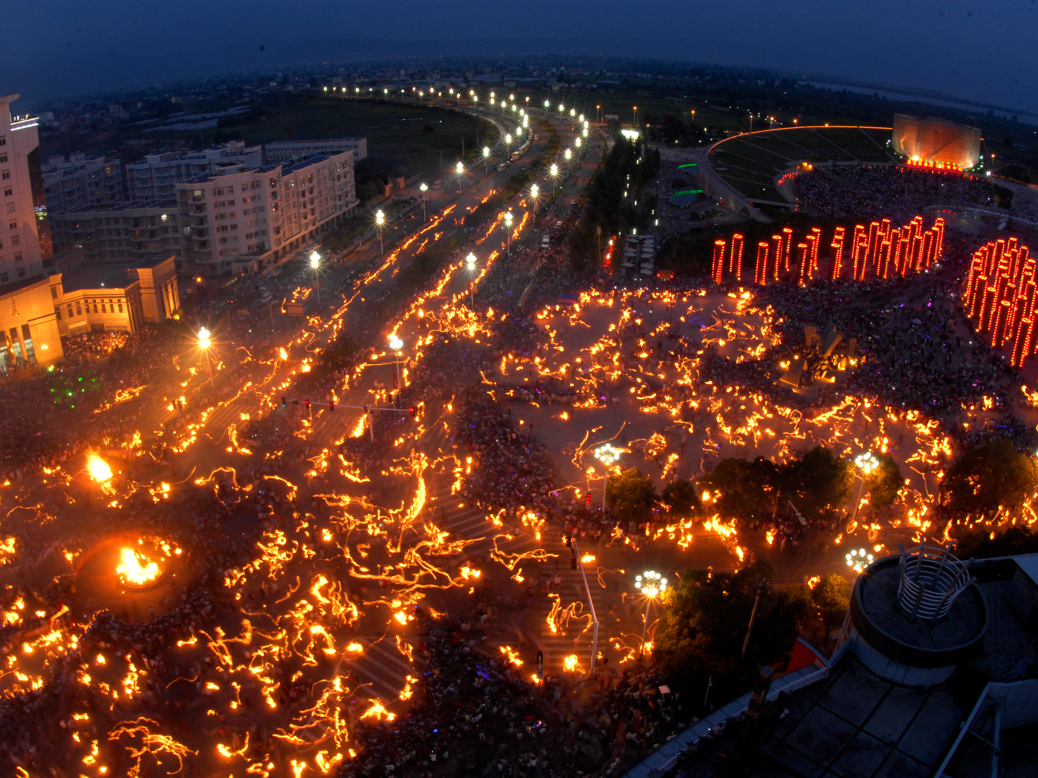 第八届凉山彝族火把节7月20日至8月30日举行 8月10日西昌城区火把狂欢