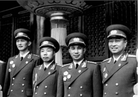 他12岁参军,39岁成上将69岁升至副国级,是最年轻将军,享年70岁