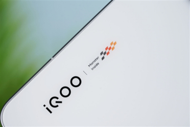 4000元+旗舰手机双11性价比榜单出炉：iQOO 15夺冠、小米17第四