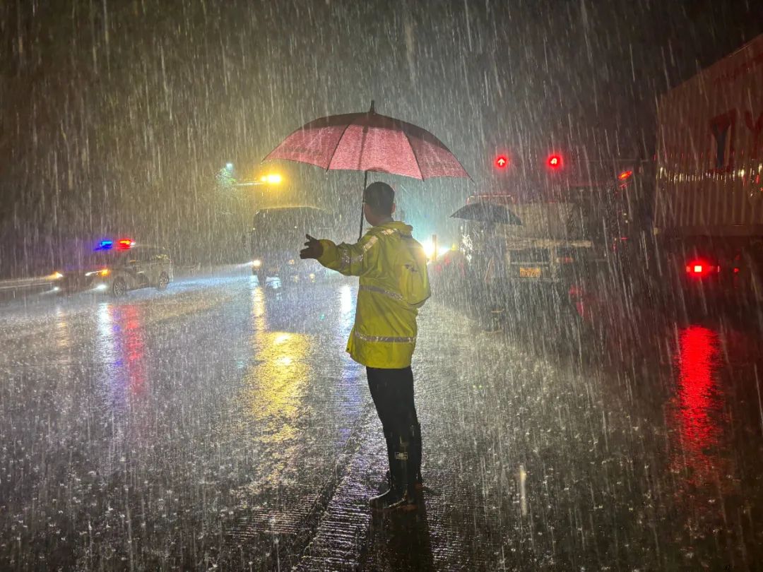 云浮公安他们是最美"逆行者"疾风骤雨中一个个逆流前行的背影守护着