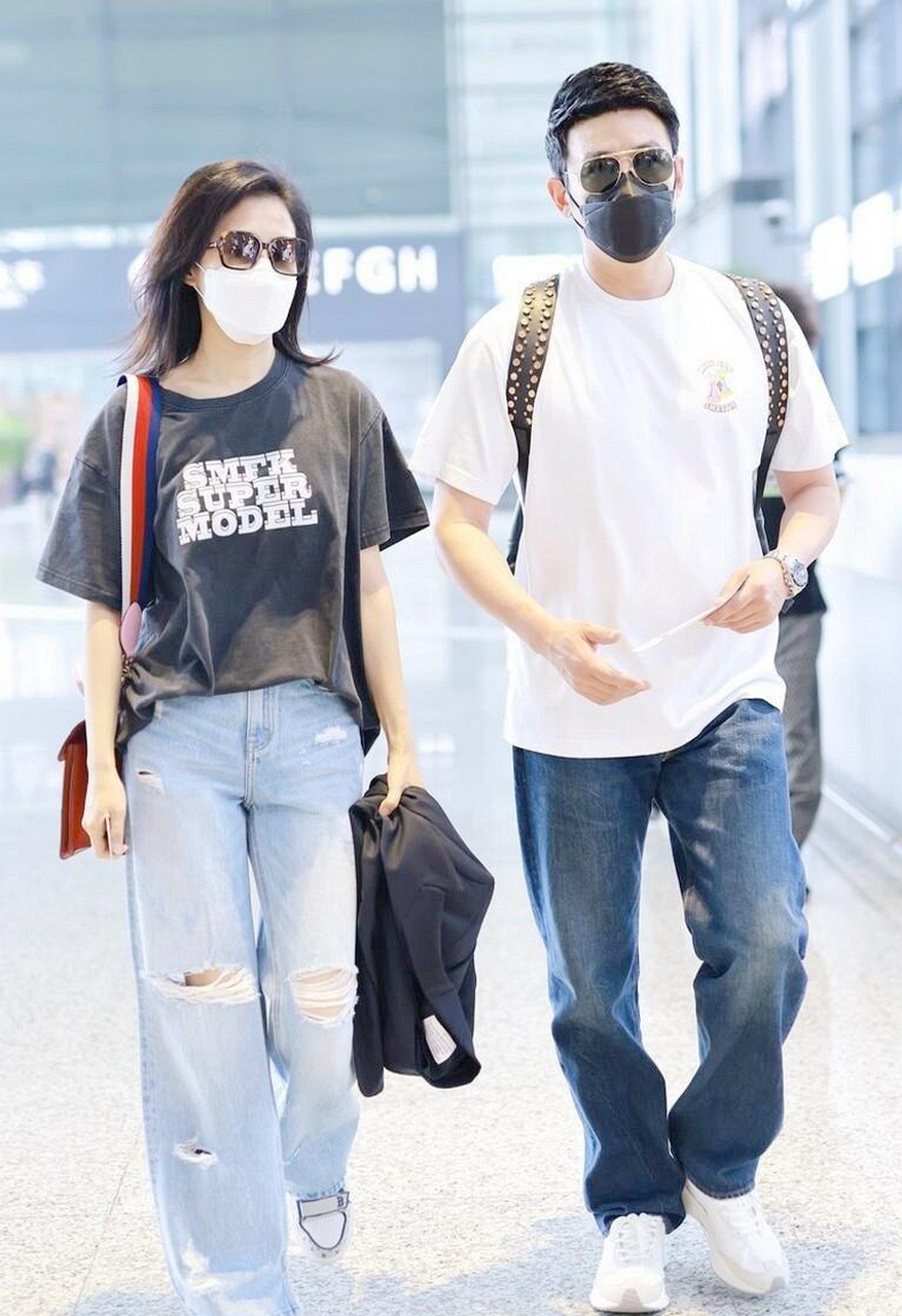 陆毅&鲍蕾机场街拍,大长腿情侣走在一起,甜蜜互动超恩爱,堪称幸福夫妻
