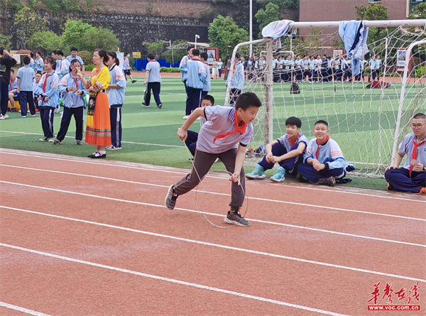 宏宇中学校服图片