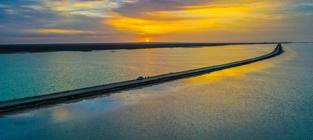 青海:315国道通过双色湖