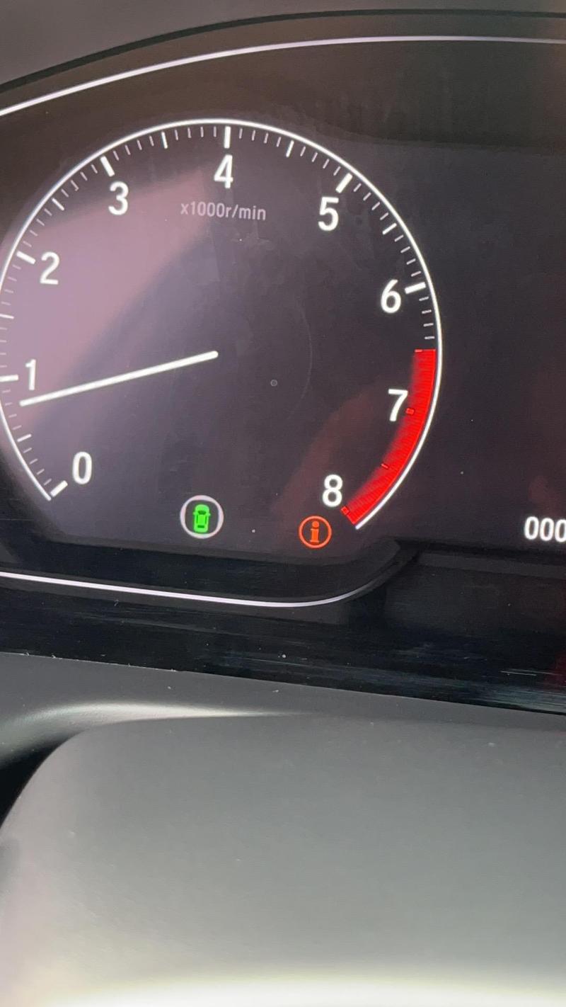 车辆信息提示是通过仪表盘方框中间的"i"标志来表示的