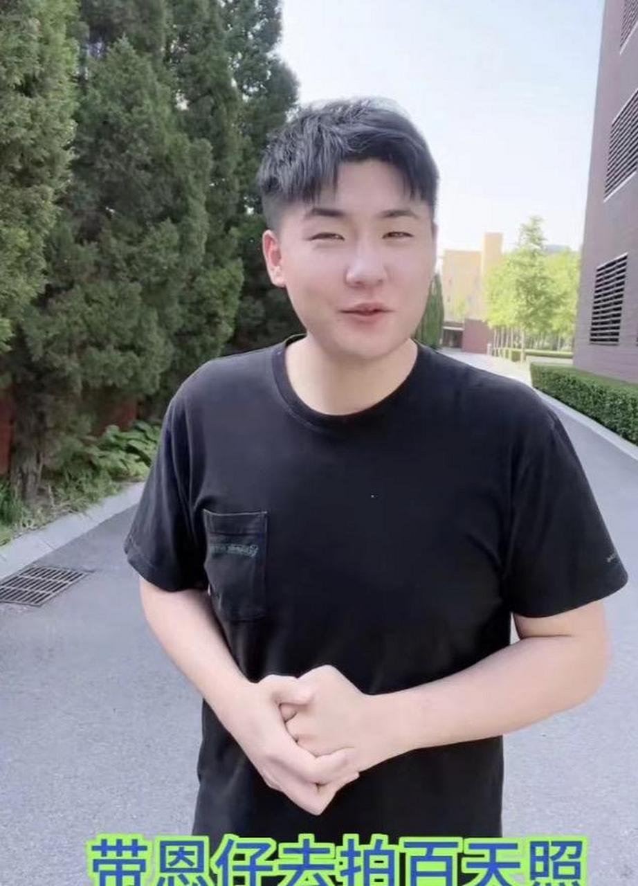 在今年的大年初一,闫学晶的儿子林傲霏升级当爸,而51岁的她也如愿做了