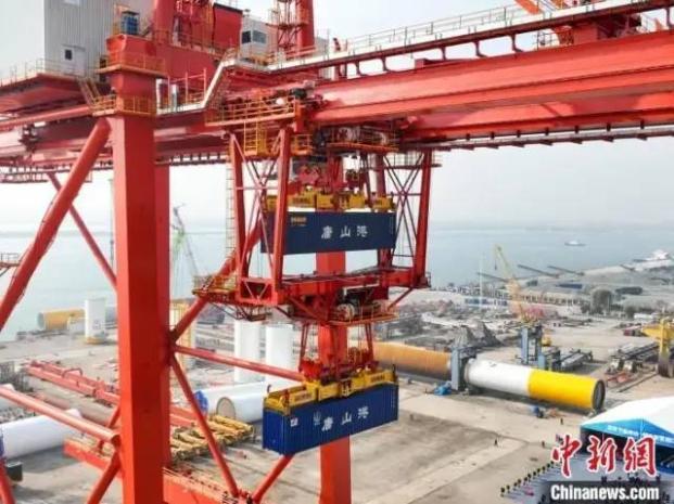 我国新一代高效穿越式双小车岸桥河北曹妃甸下线