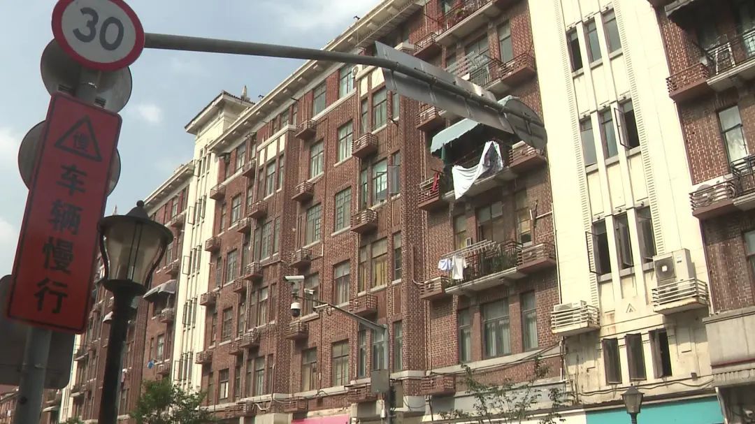 永业大楼楼顶遭遇雷击破损处已应急修复