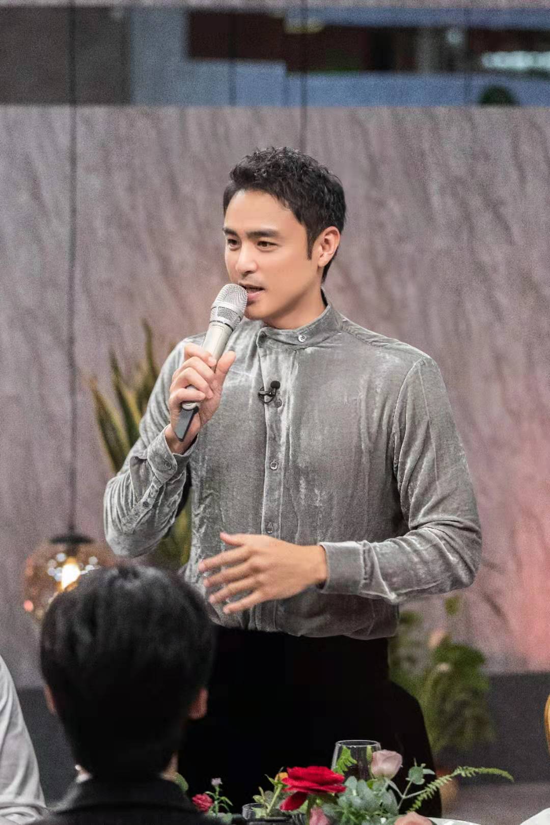 明道初舞台挑战全新风格 魔性"螃蟹舞"迅速登上热搜