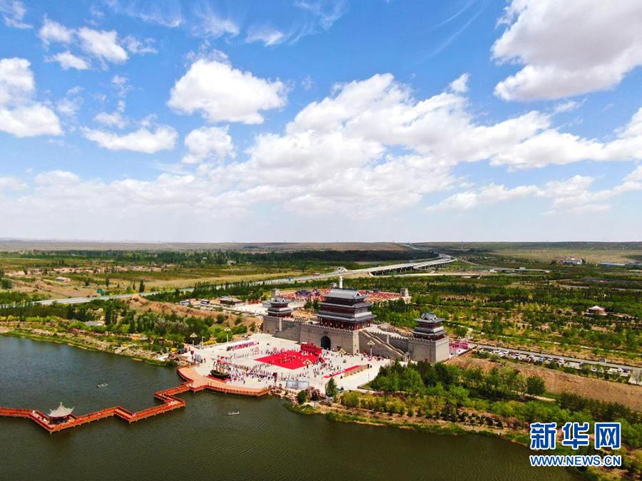 宁夏盐池:千人华服游古城