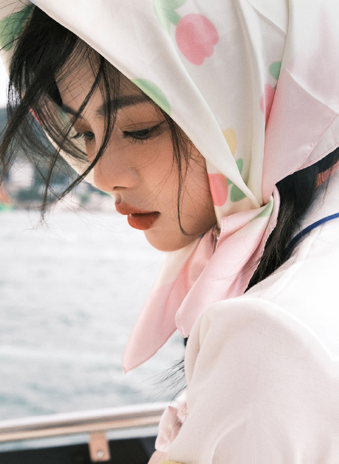 杨超越海边春游日记,红色镜框墨镜头巾复古风好美
