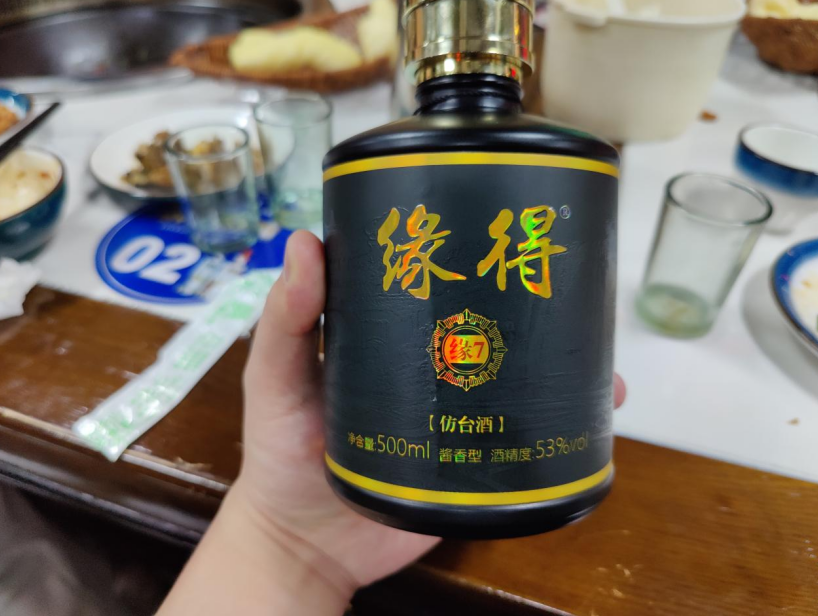 成都老闆帶酒赴宴,事後欲帶走空酒瓶,卻遭店家