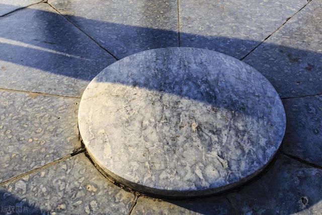 体验声学效应:参观天坛公园的天心石