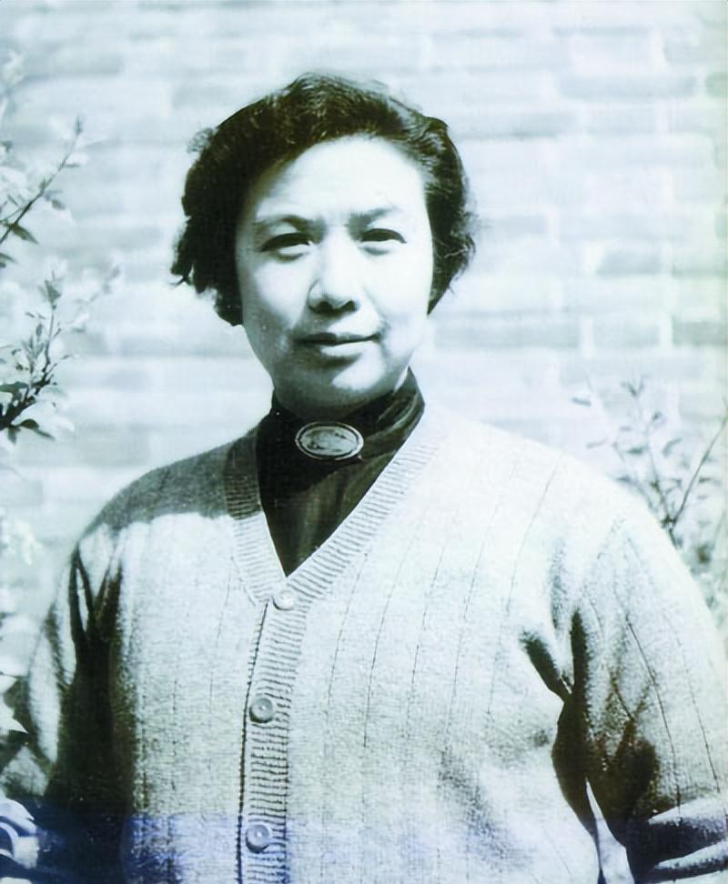 她是周总理的义女,被誉为延安之花,曾拒绝林帅,在47岁含冤离世