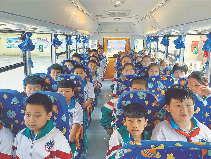 固安第一中学的孩子们有序上车 确保乘车安全 为宇通校车点赞!