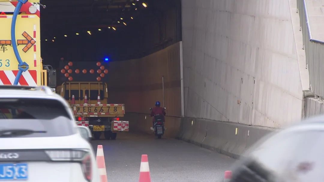 受台风影响轮渡停航,今早虹梅南路隧道内设置非机动车临时通行道