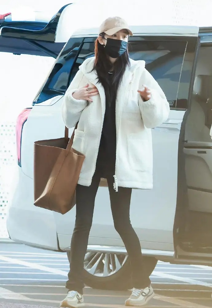 杨幂现身上海机场,黑色口罩下隐藏的冷艳魅力让人心动!