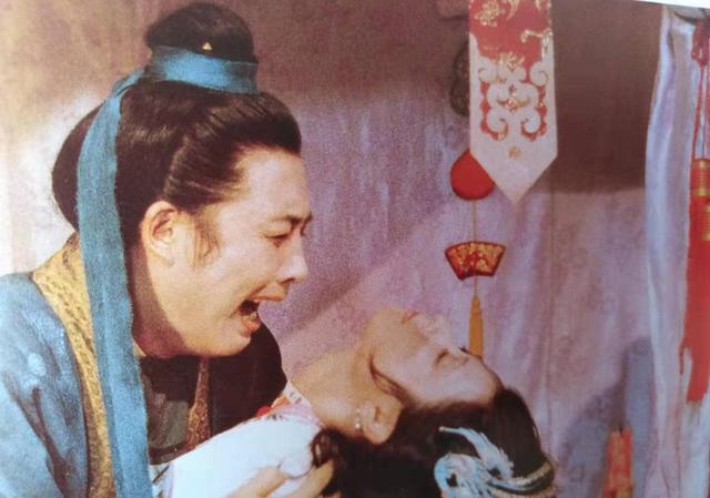 红楼梦中的尤二姐可怜吗?她是被"蠢"死的