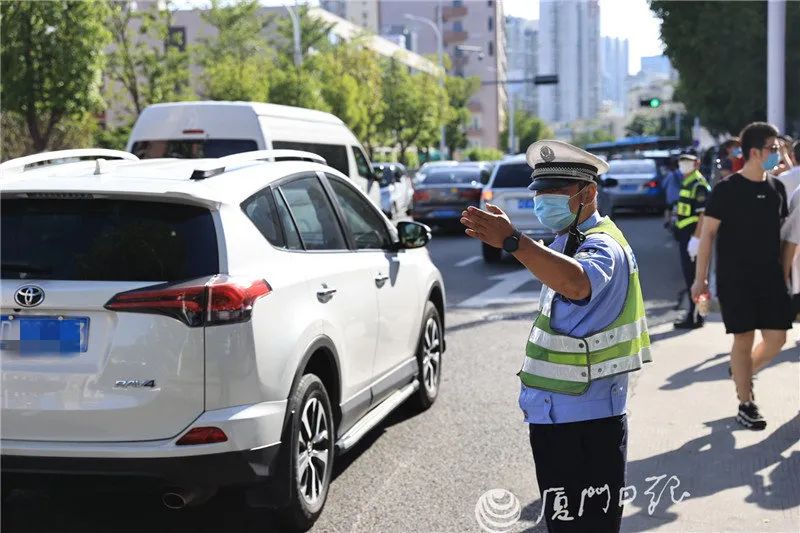 警察蜀黍和义务交警们 就早早来到各考点 为考生保驾护航