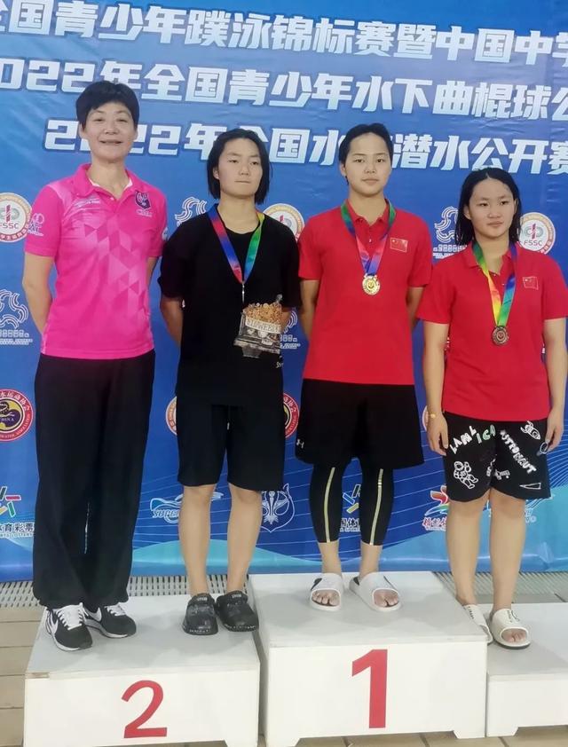 创佳绩容县妹子斩获3枚全国青少年蹼泳比赛金牌