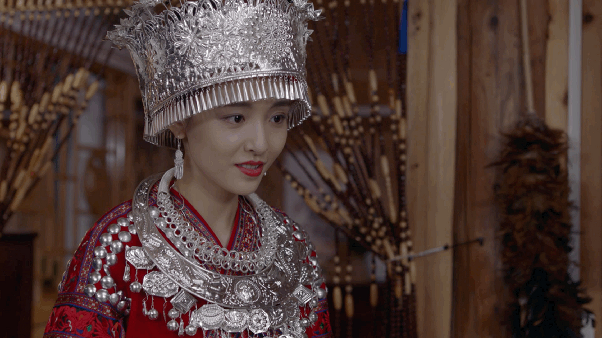 身穿苗族服饰的吴倩好美呀,好灵动的感觉,让人眼前一亮,笑容也好明媚