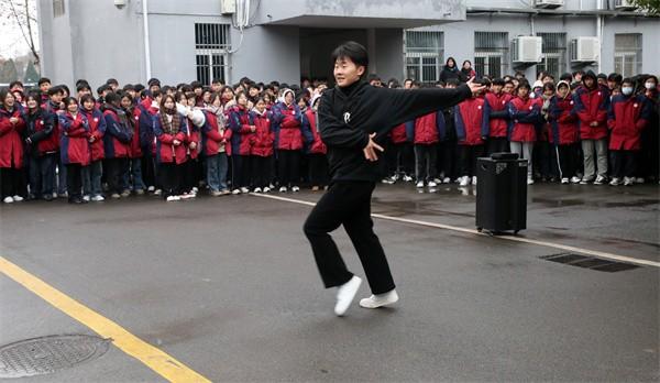 独唱现代舞独舞12月14日上午,涡阳县第二中学,学生们正在围观校园"大