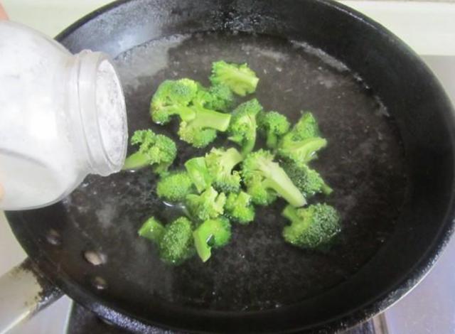 今天教大家一道营养美味的菜,鲍汁杏鲍菇