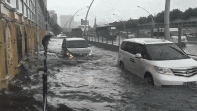 用车小知识丨暴雨天，道路积水怎样行车最安全？若水中熄火该如何处置？-有驾