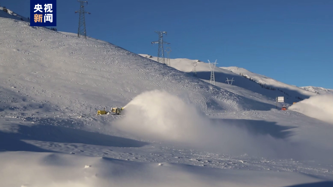 新疆部分进出喀纳斯景区路段发生雪崩,风吹雪,近千名游客被困
