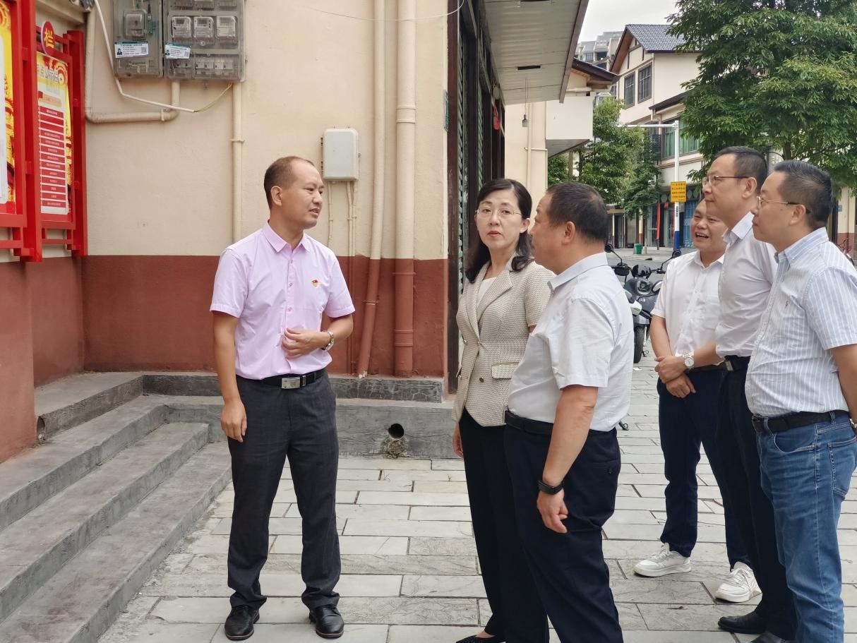 市人大常委会副主任徐志鸿一行到修水县竹坪乡竹坪村基层立法联系点