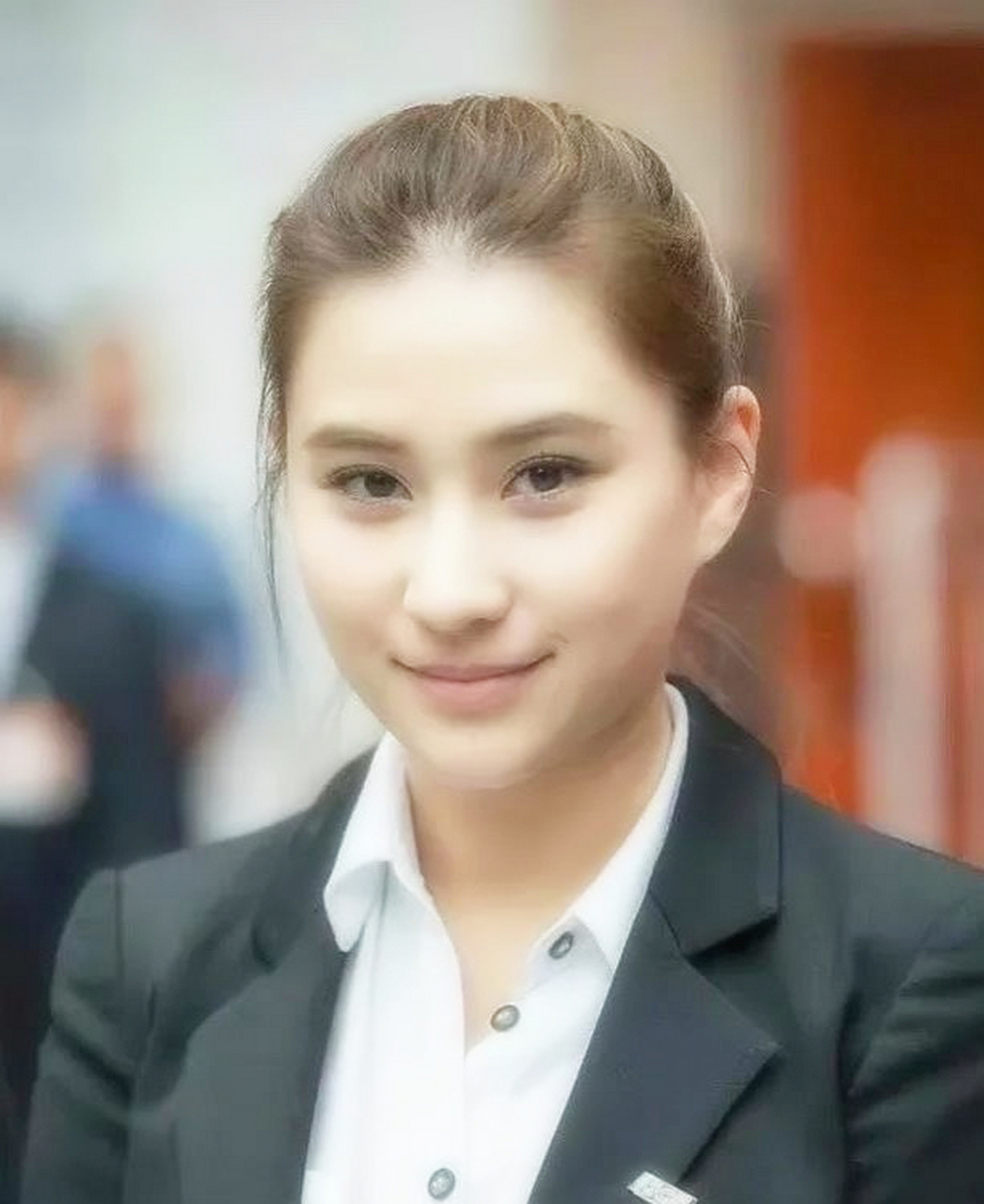 裕二 占卜者说,耳朵高于眉毛的人不会贫穷.没错,何超莲就是这个样子!