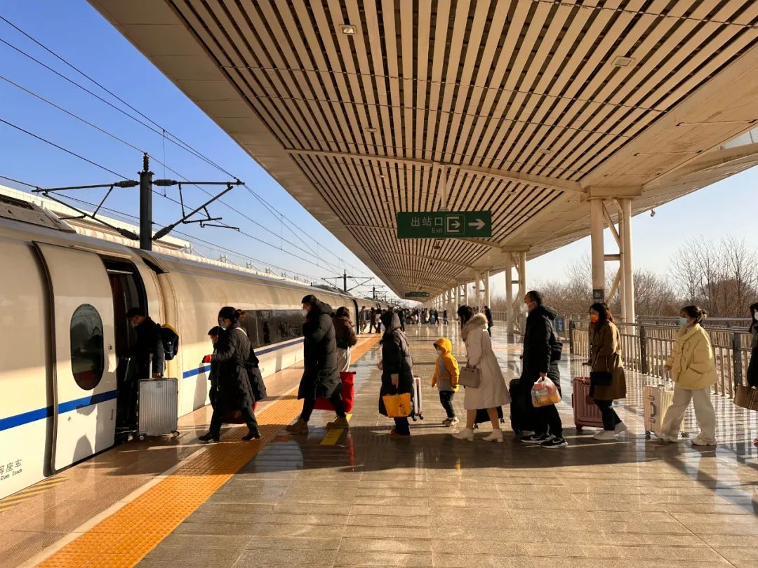 直击河南多地火车站客流高峰
