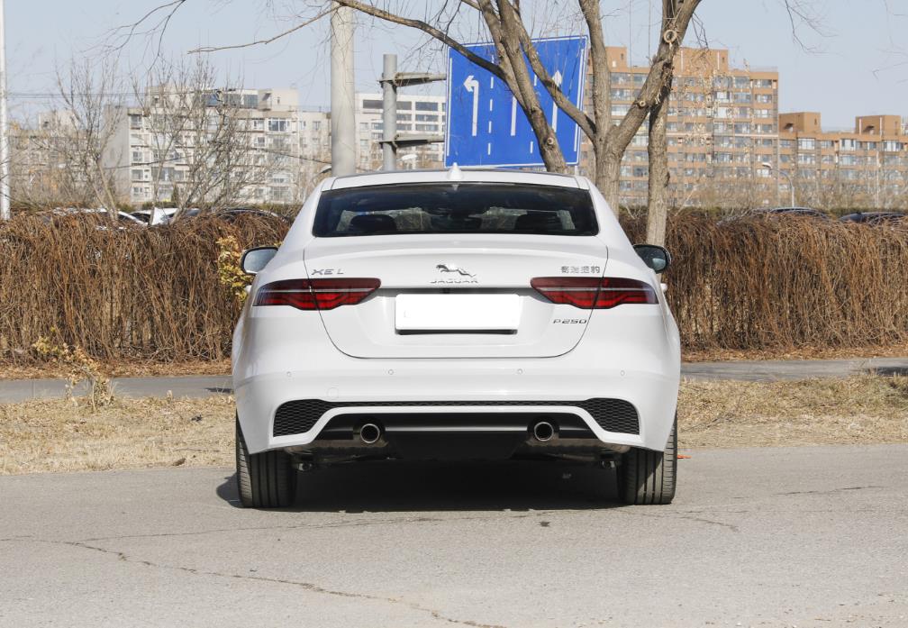 捷豹xel,搭载2.0t 采埃孚8at,还是后驱,才20多万