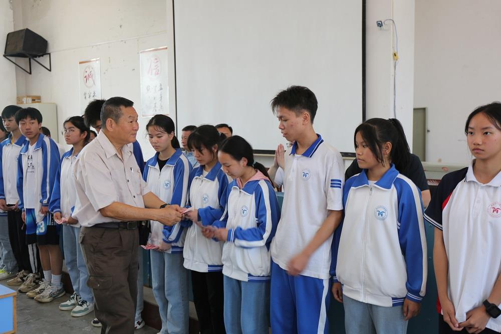 新田:马来西亚华侨王国丰为新田困境学生发放助学金近40万元