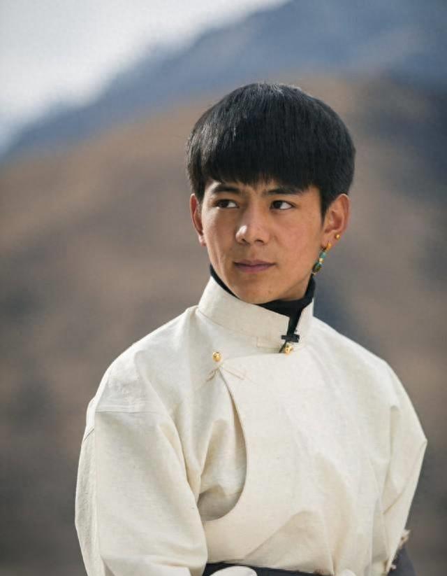 绝世风华!丁真西装绝杀,总裁范儿帅炸天!