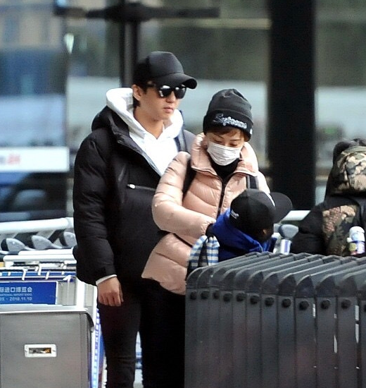 邓超孙俪三亚被偶遇,儿子大长腿个子高,女儿双手掐腰很俏皮