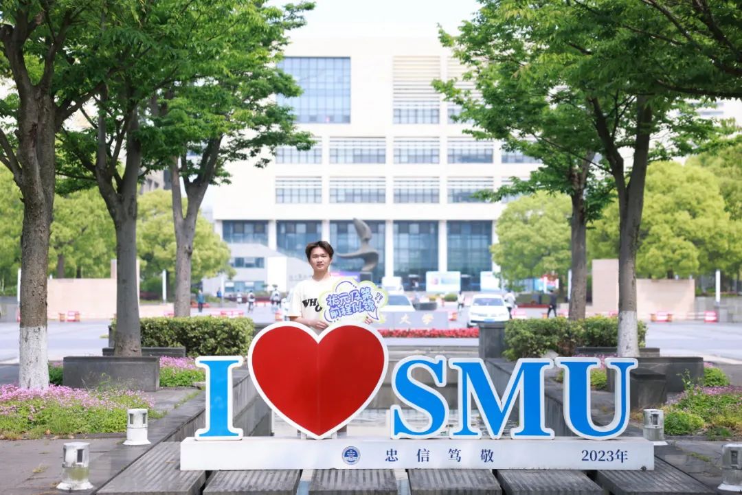 我是上海海事大学航海技术专业毕业生,现已成为上海海事大学的一名