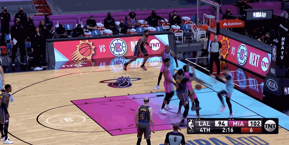 第四节最后时刻湖人遭遇打击,莫里斯连吃两个技术犯规被驱逐出场.