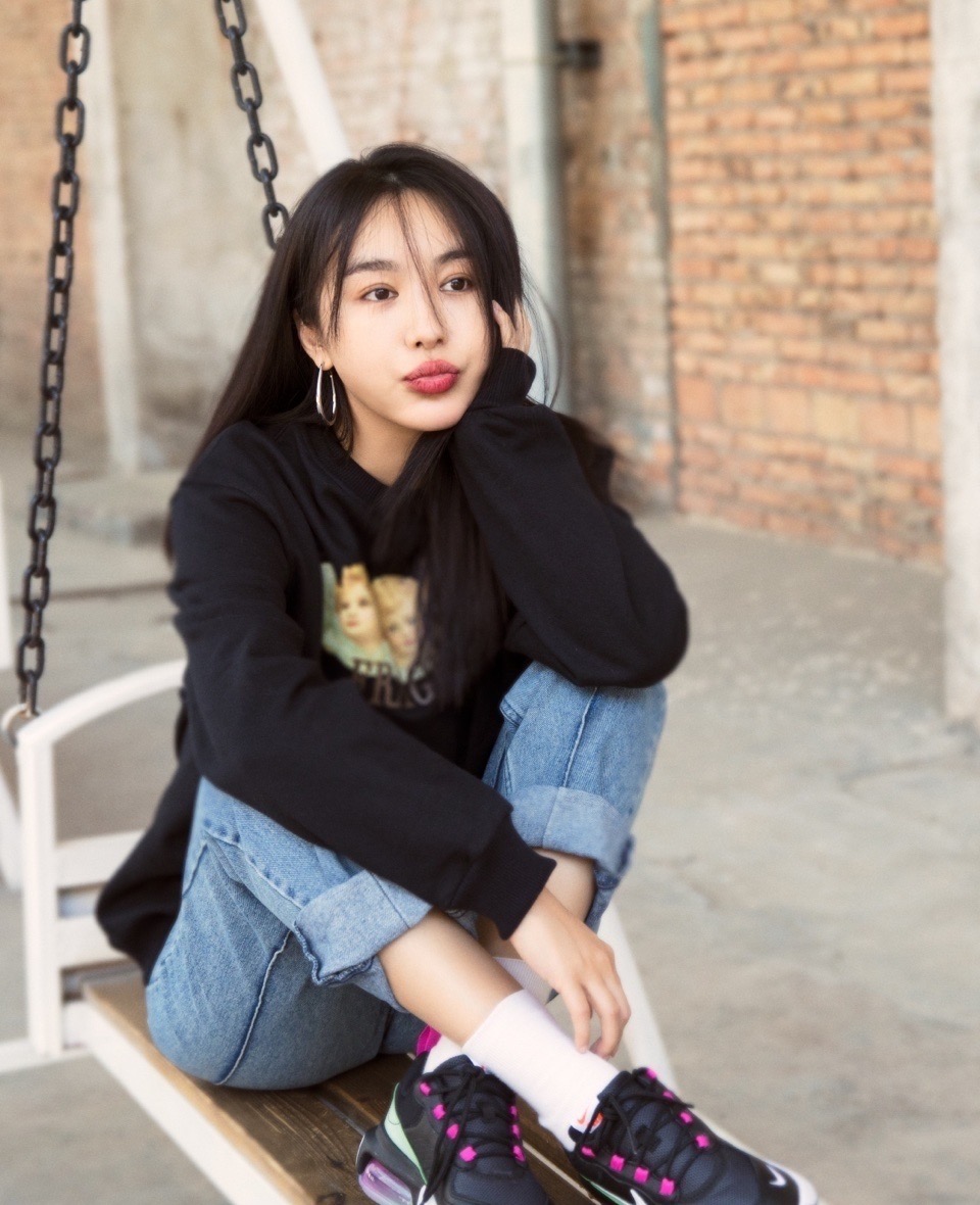 李菲儿素颜状态真不错,外出吃饭也敷着面膜,连护肤都得争分夺秒