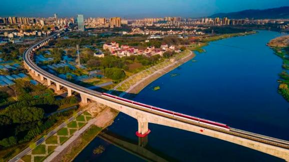 亮点满满!金义东市域义东线首通段通车