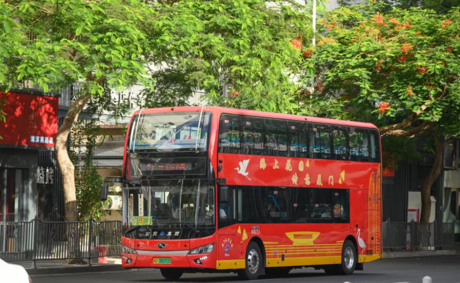 厦门:纯电动双层公交上路运营 一次可承载75人