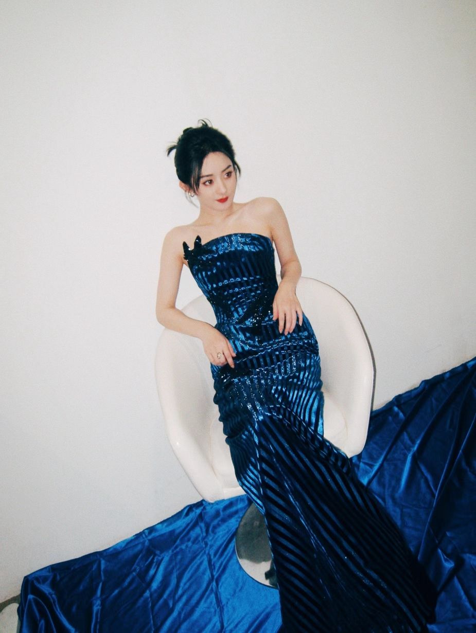 赵丽颖齐胸蓝色礼服时尚写真