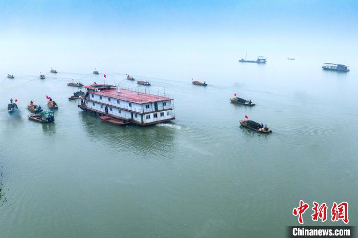 南昌进贤军山湖正式开湖捕捞 湖面百船竞发