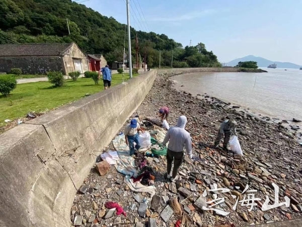 环南盘峙:海边捡垃圾 一起净化海岸线