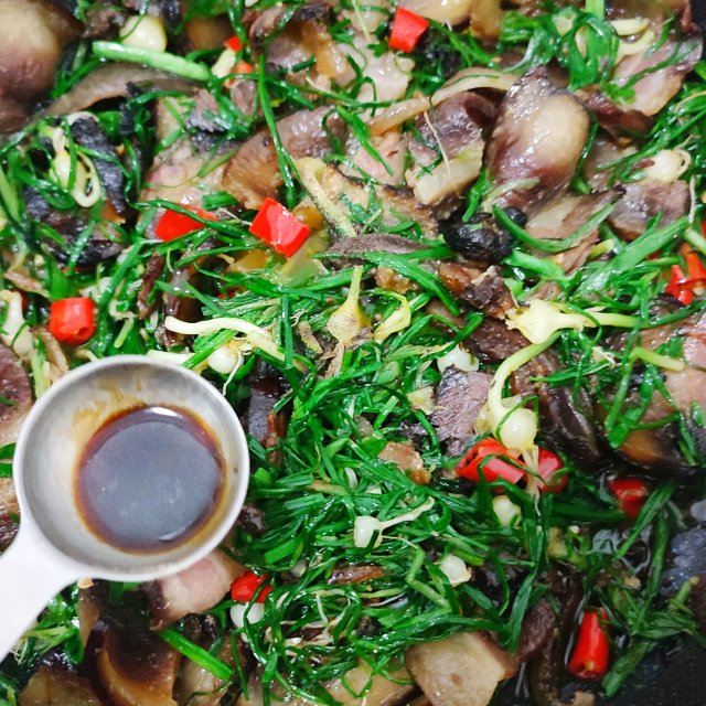 野蒜炒腊肉,春日美味,鲜香下饭