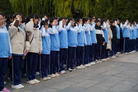 济南莱芜一中谭苗苗图片